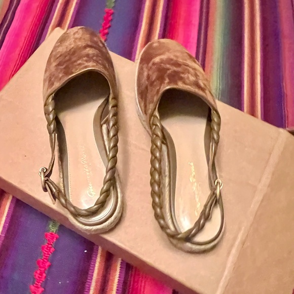 Beautiful Like-New Gianvito Rossi Espadrilles in Warm Brown Suede - Picture 4 of 5